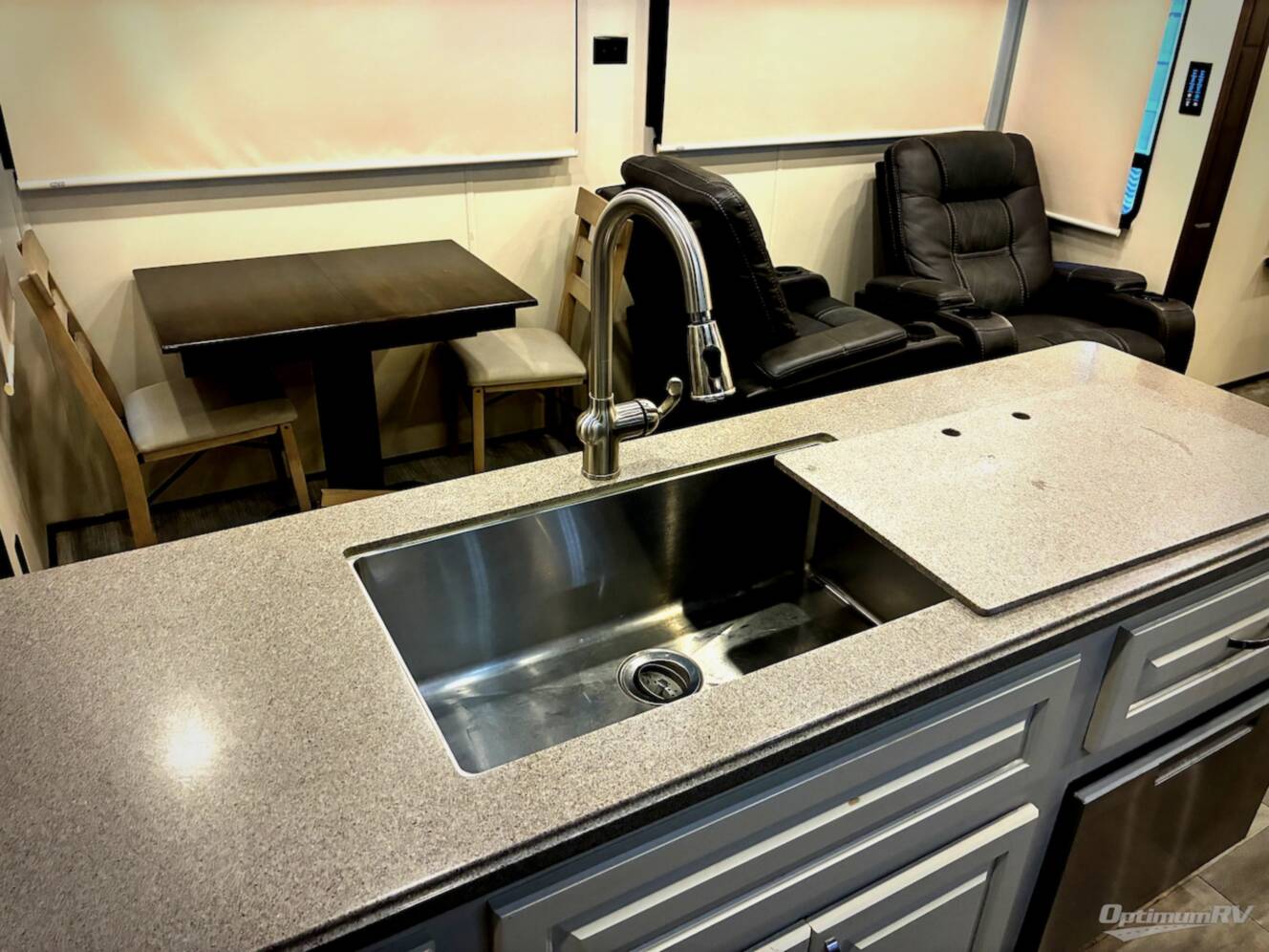 A photo of this 2018 Luxe Elite 42RL