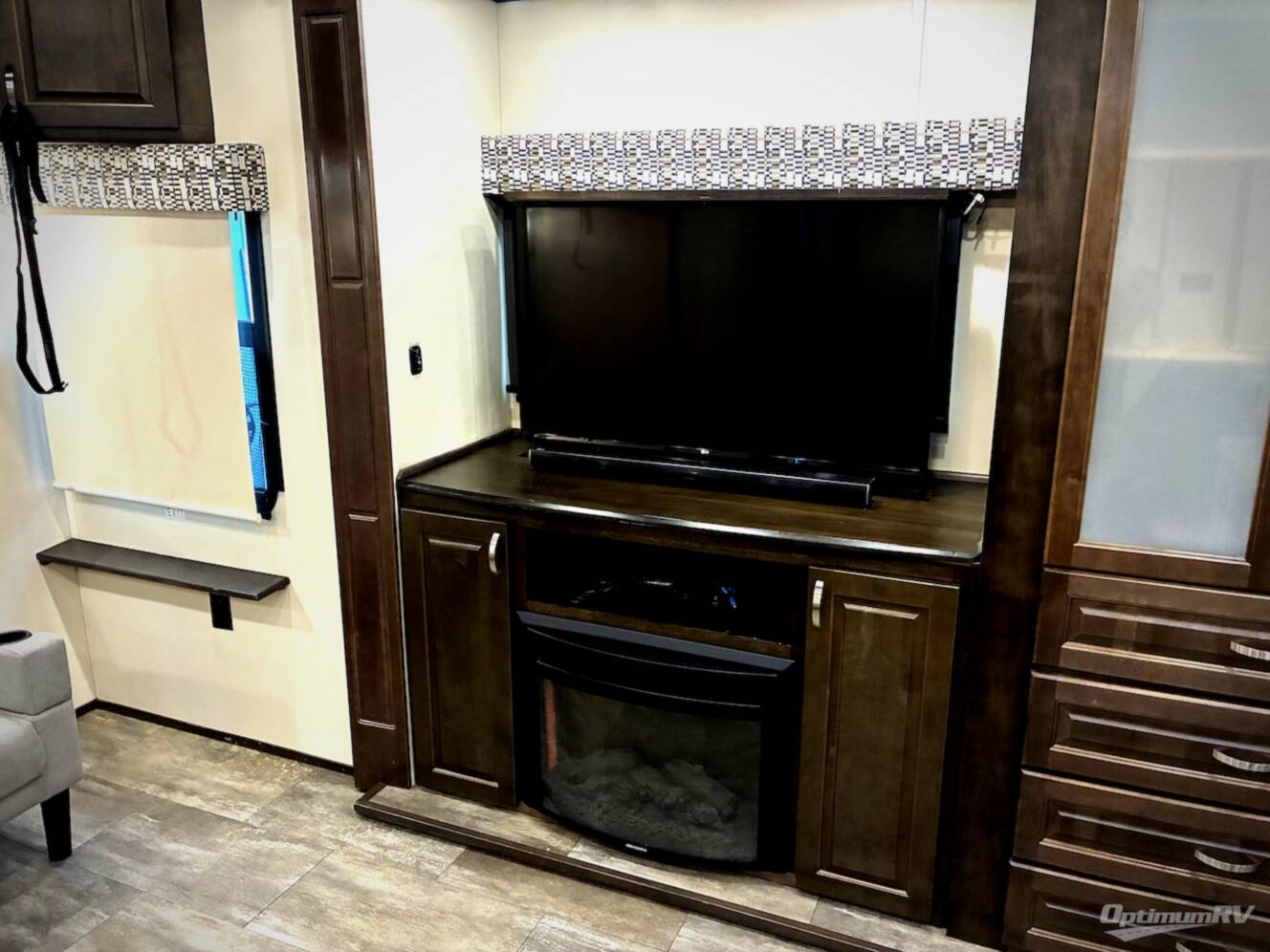 A photo of this 2018 Luxe Elite 42RL