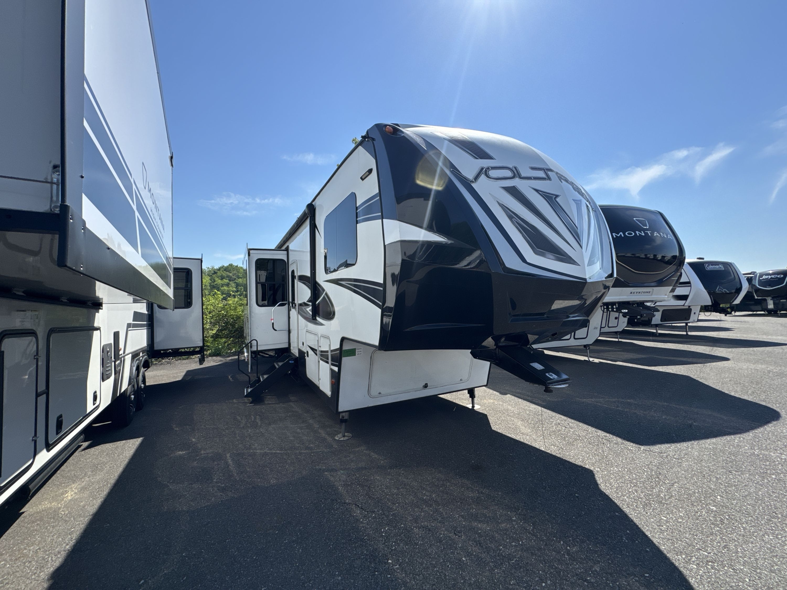 2017 Dutchmen VOLTAGE 3605 Fifth Wheel Toy Hauler RV