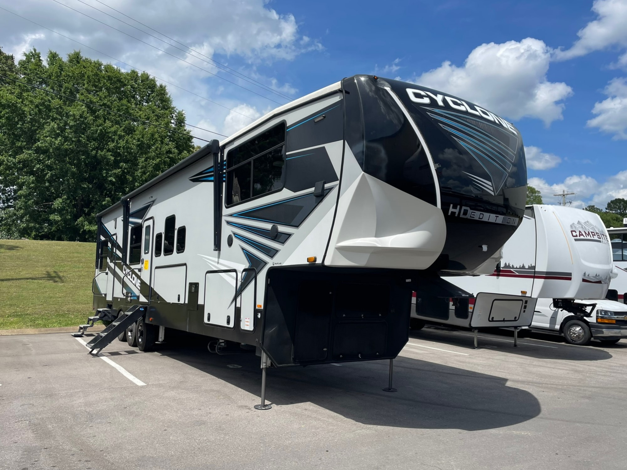 2022 Heartland CYCLONE 4007 Fifth Wheel Toy Hauler RV