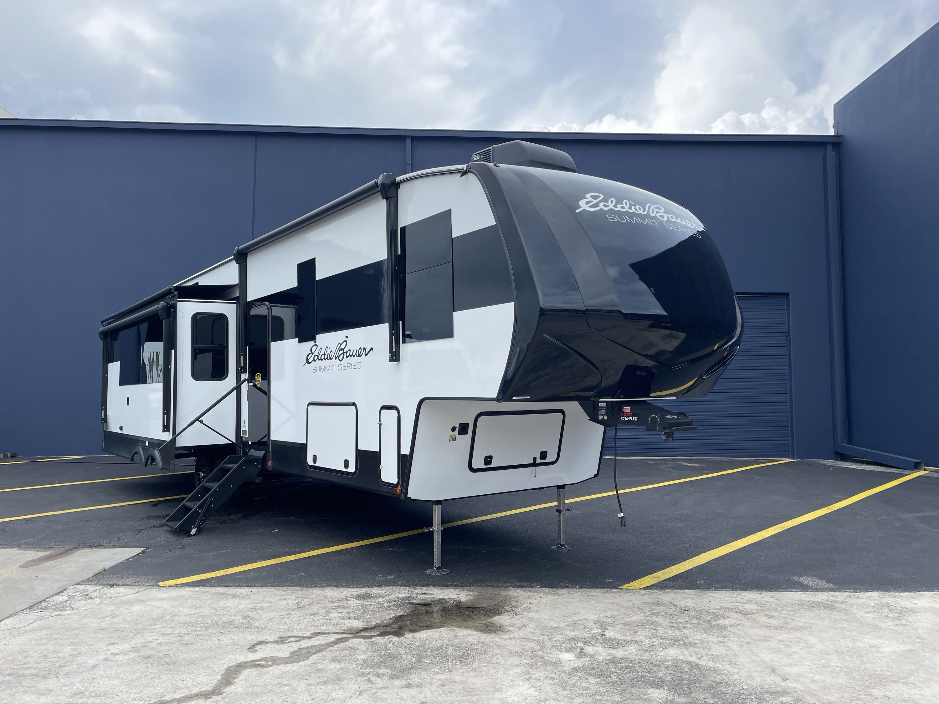 2027 Dutchmen EDDIE BAUER SUMMIT 3511RK in katy TX