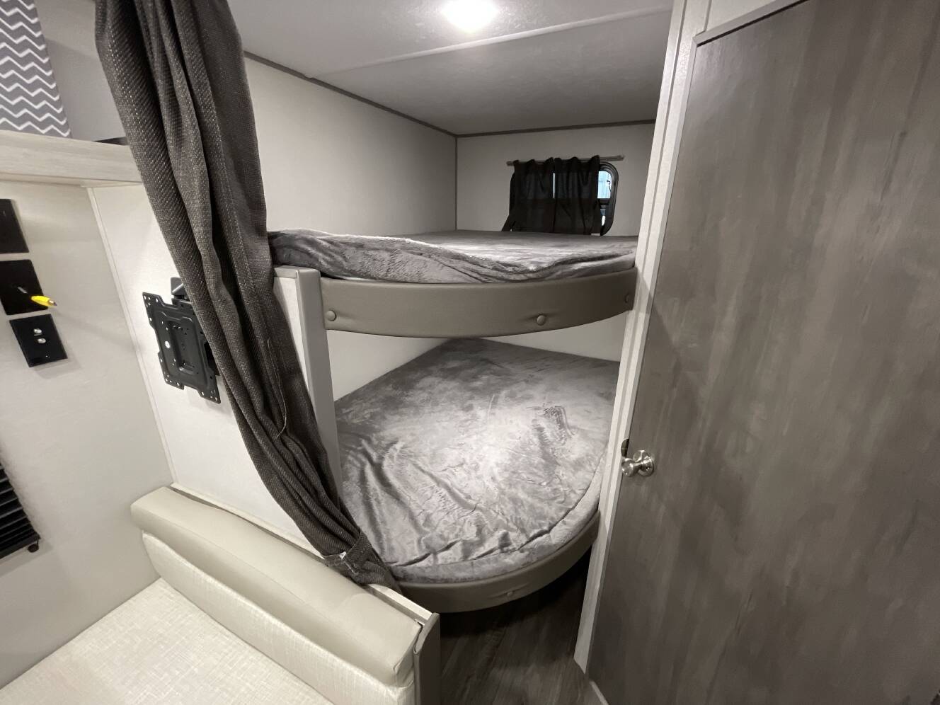 A photo of this 2025 Coachmen CATALINA SUMMIT 261BH