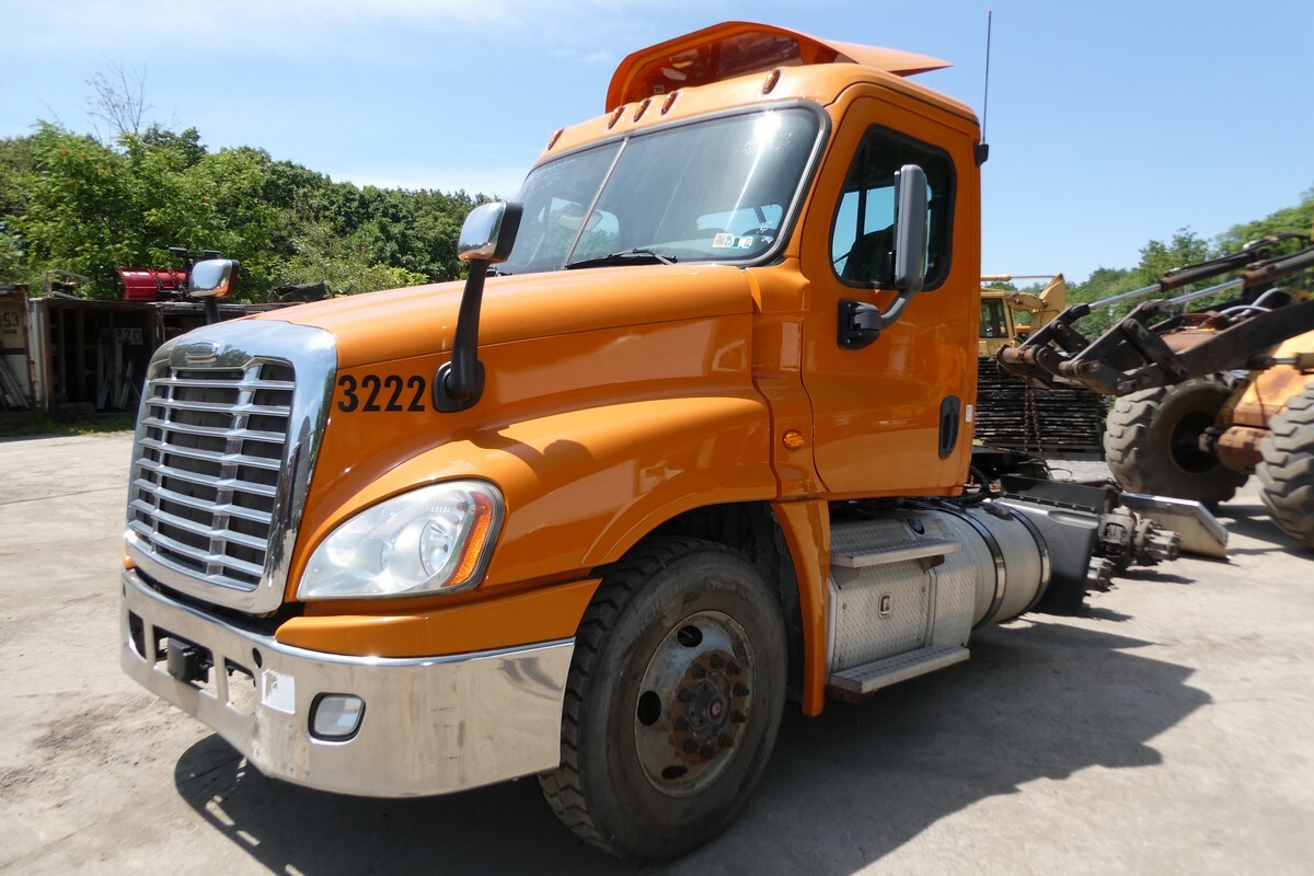 2016 FREIGHTLINER CASCADIA 125 in Sparrow Bush, NY