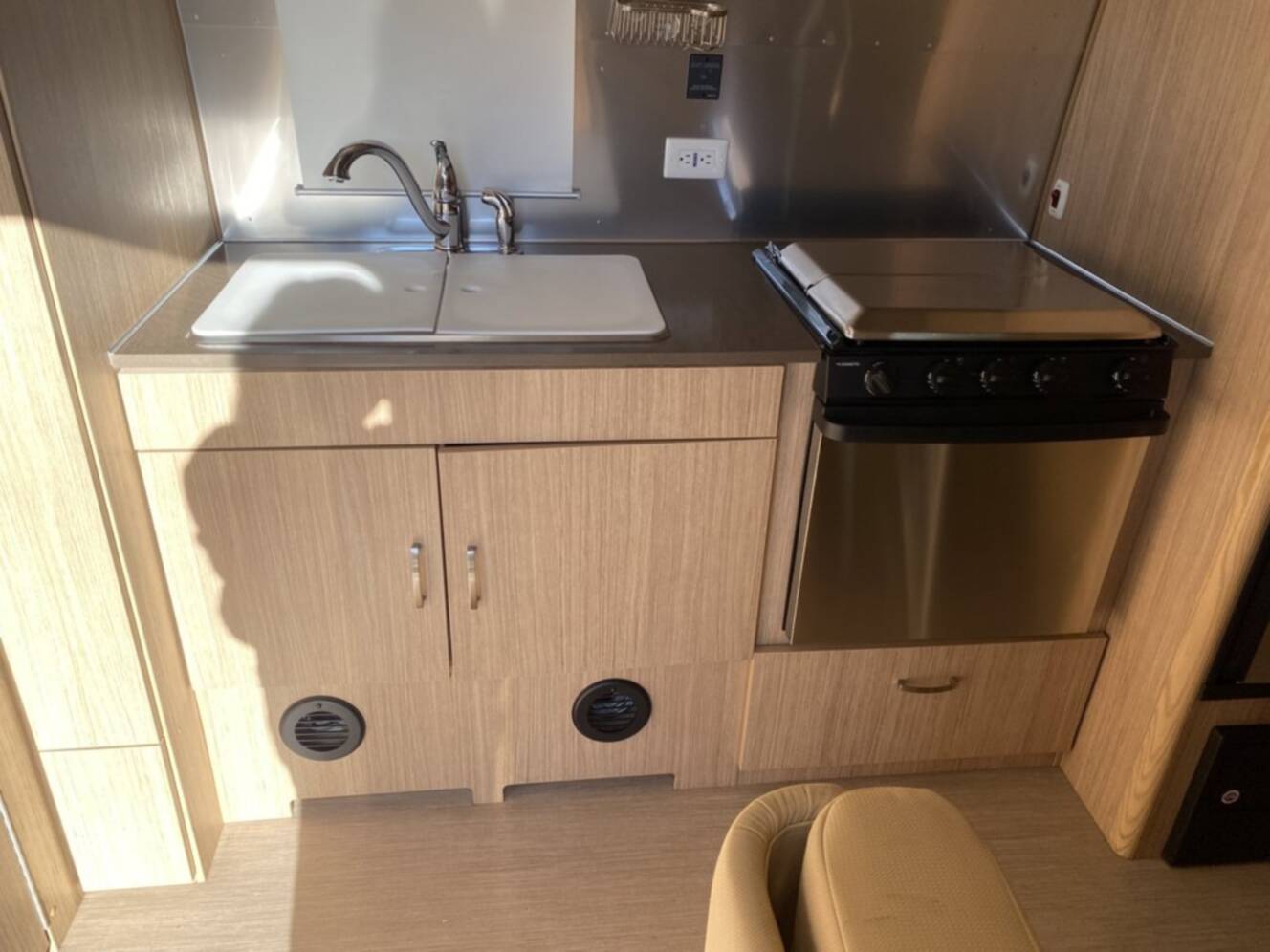 A photo of this 2019 Airstream FLYING CLOUD 23FB