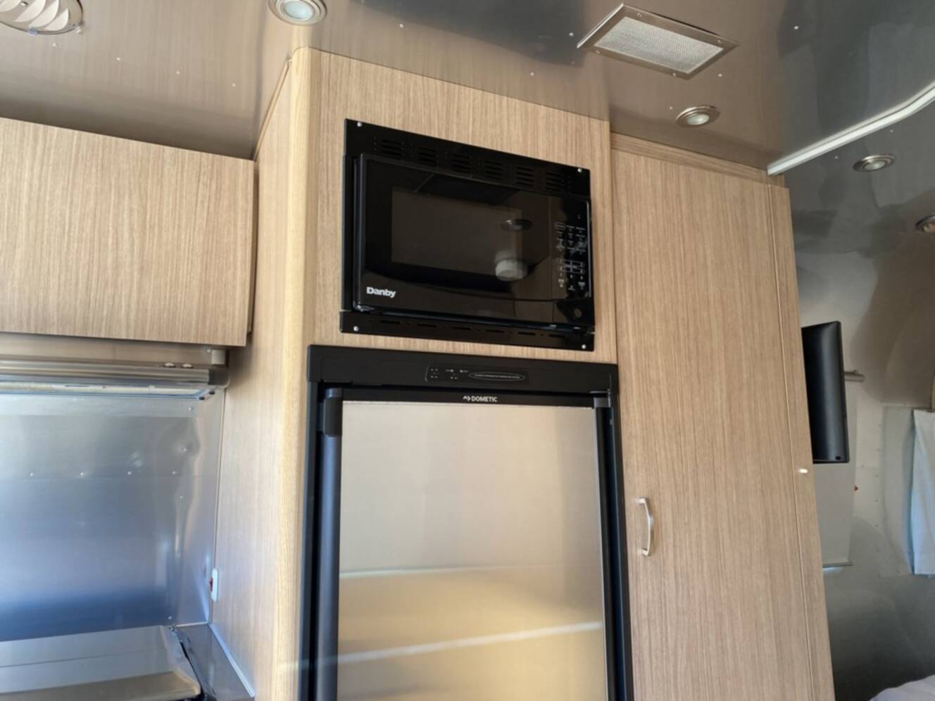 A photo of this 2019 Airstream FLYING CLOUD 23FB