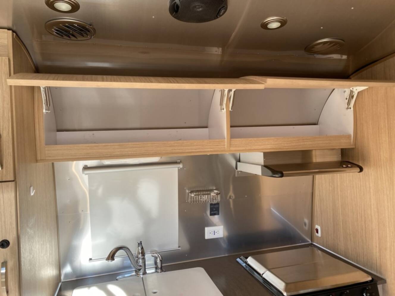 A photo of this 2019 Airstream FLYING CLOUD 23FB