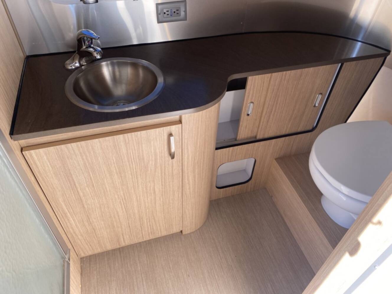 A photo of this 2019 Airstream FLYING CLOUD 23FB