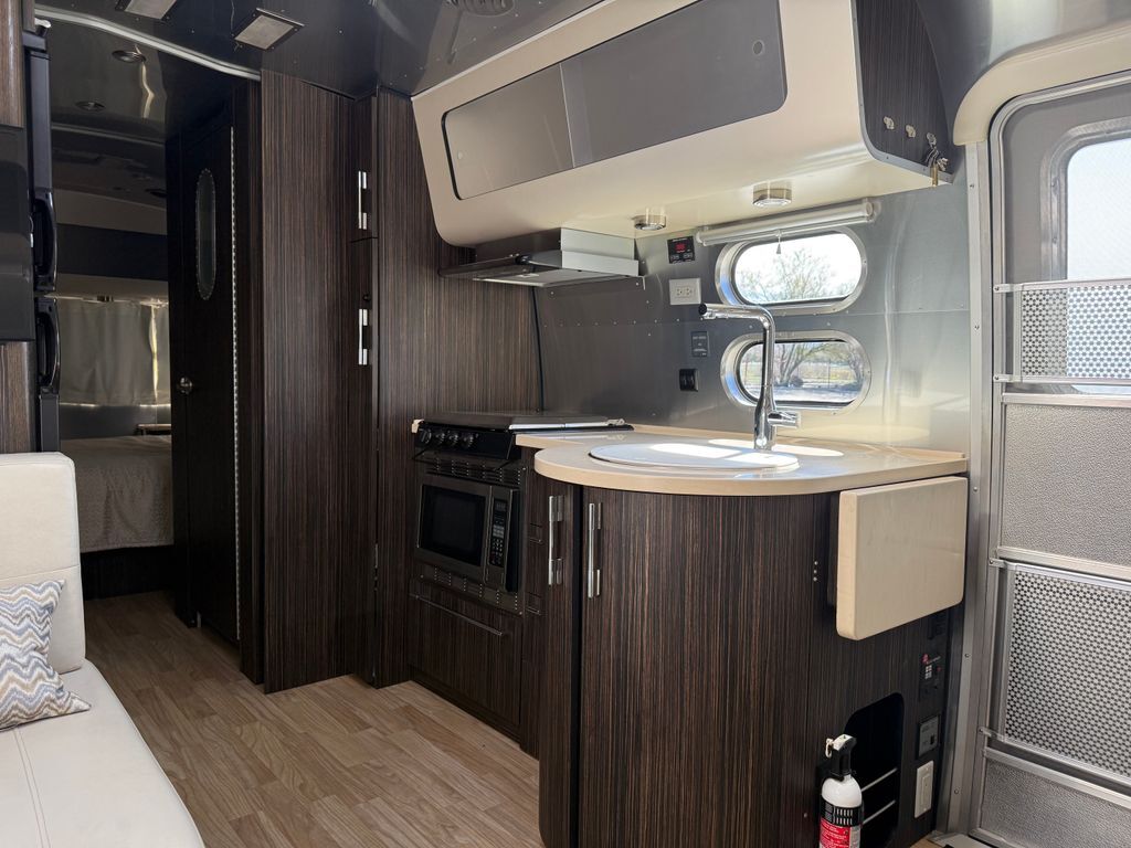 2018 Airstream International Signature 25FBQ in apple valley CA