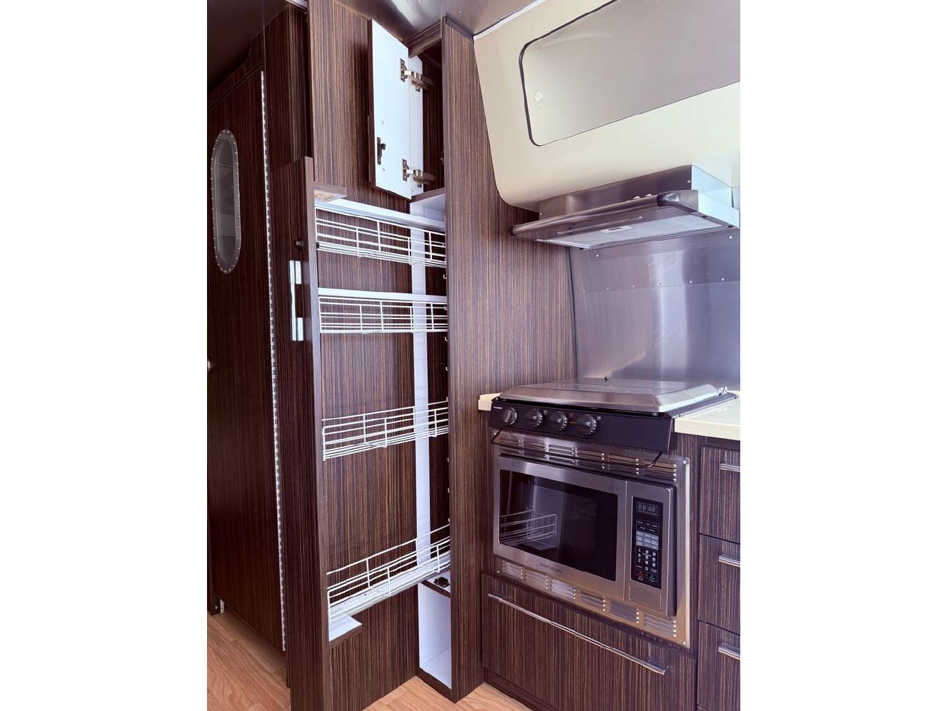 A photo of this 2018 Airstream International Signature 25FBQ