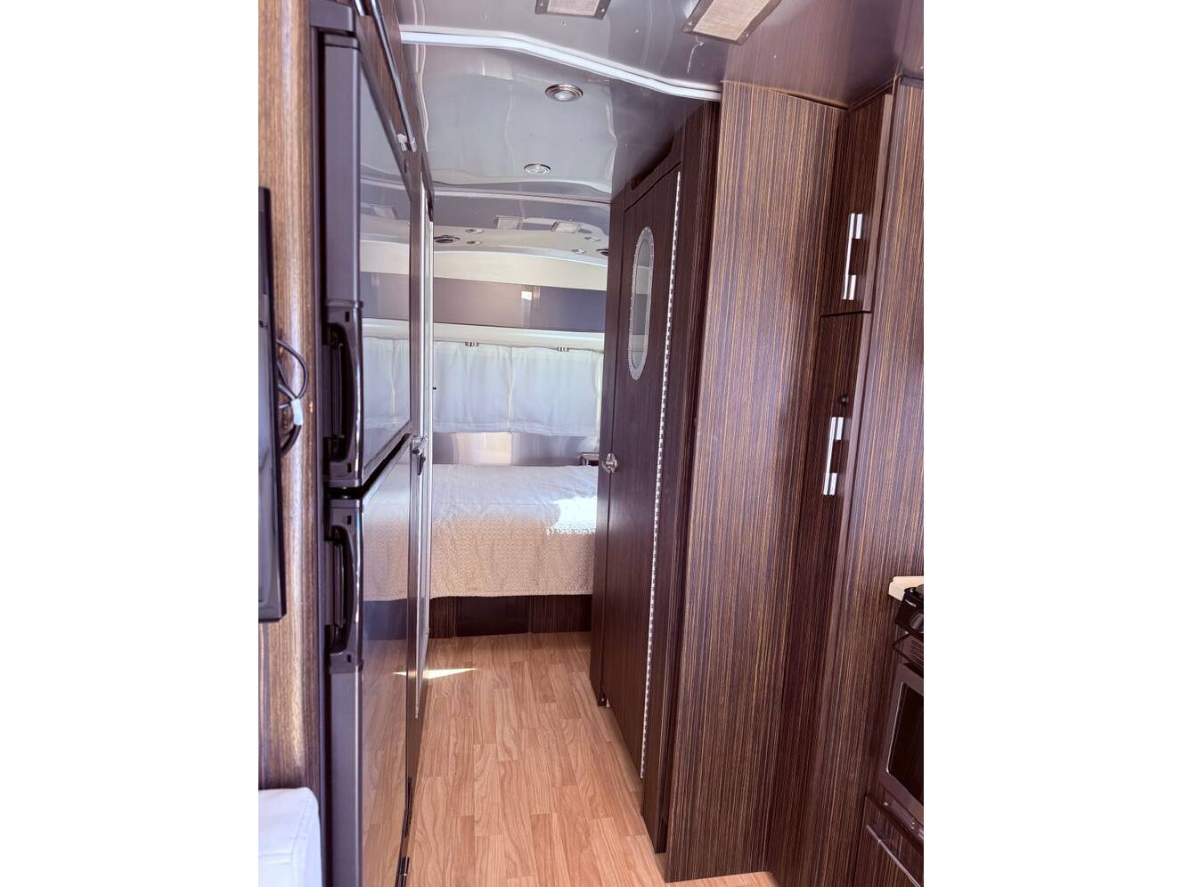 A photo of this 2018 Airstream International Signature 25FBQ