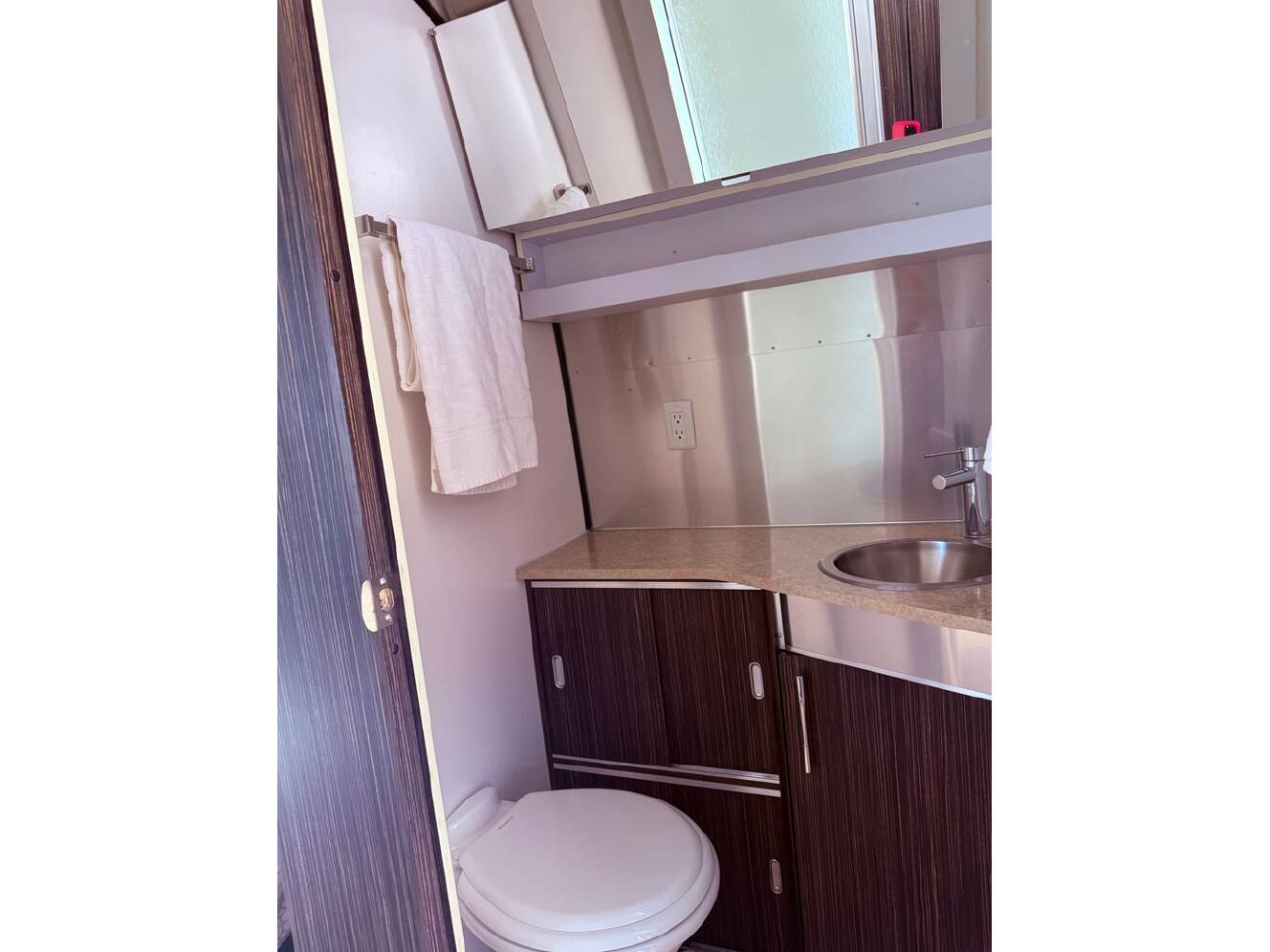 A photo of this 2018 Airstream International Signature 25FBQ