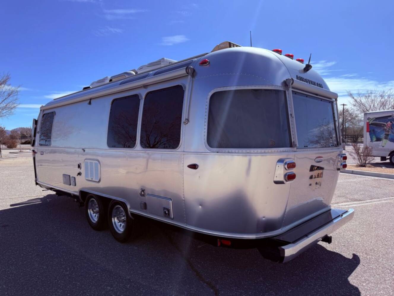 A photo of this 2018 Airstream International Signature 25FBQ