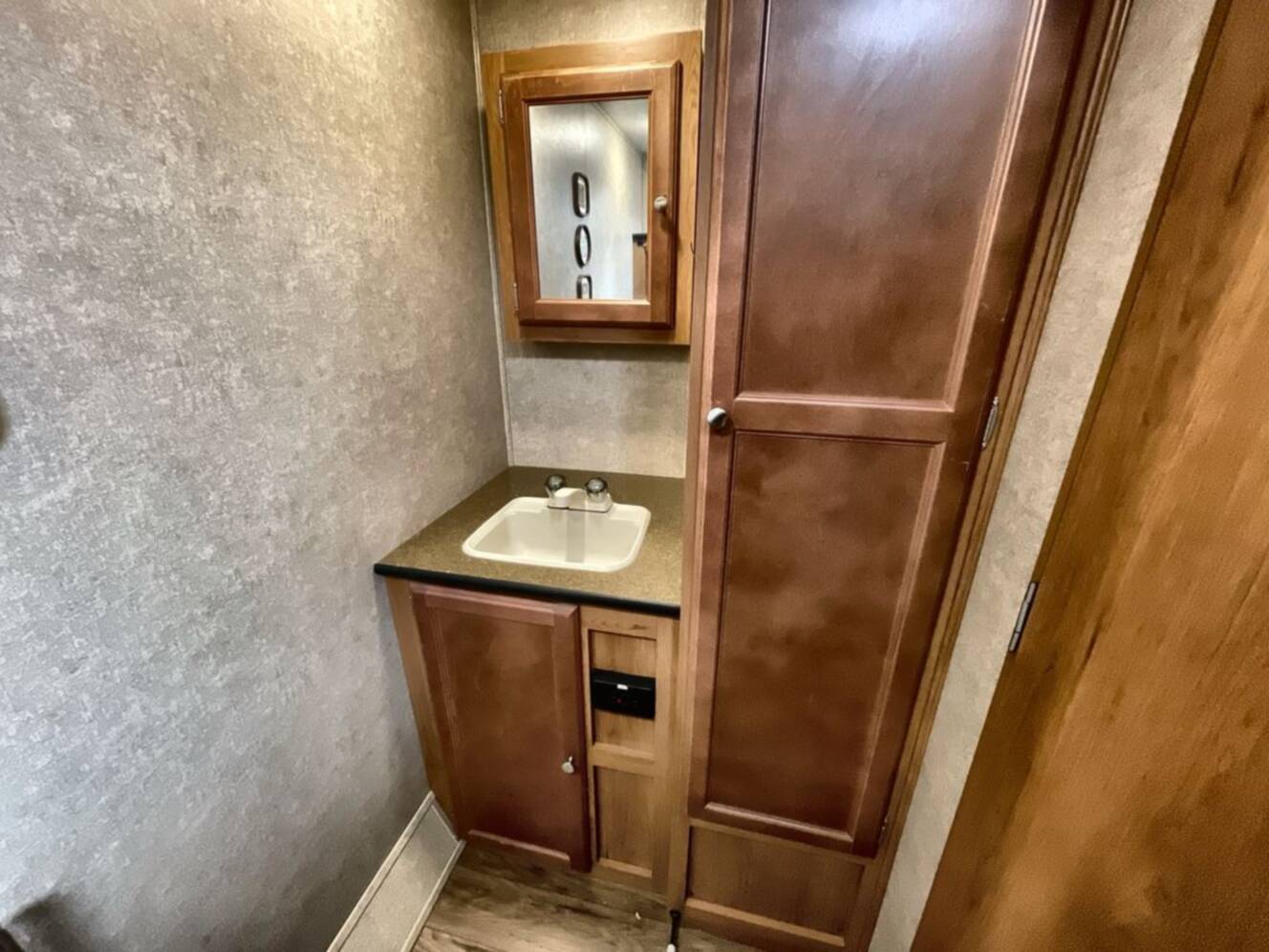 A photo of this 2017 Gulf Stream GULF BREEZE 19FMB