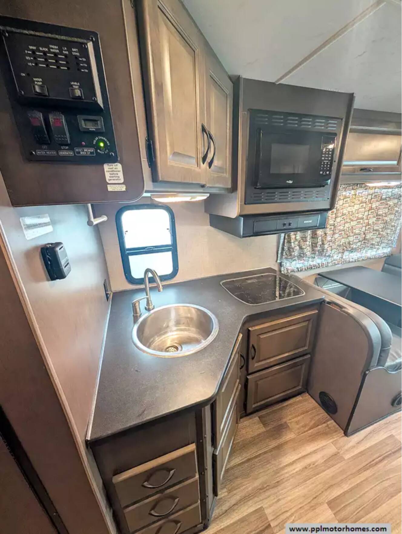 A photo of this 2019 Thor Majestic 28A