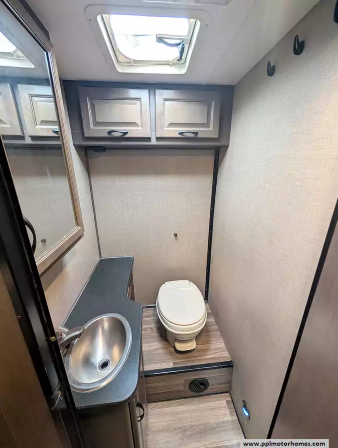 A photo of this 2019 Thor Majestic 28A