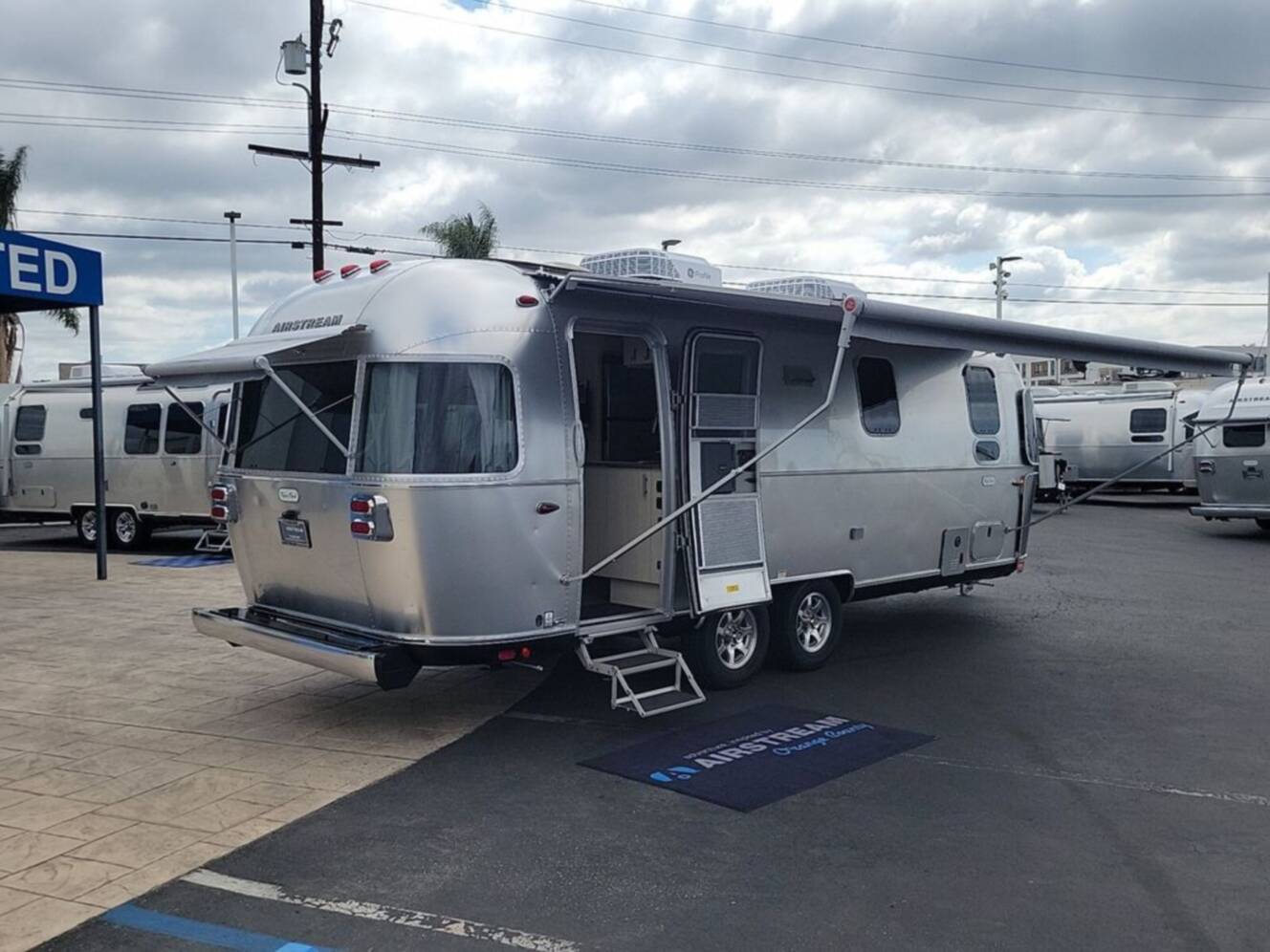 A photo of this 2026 Airstream Flying Cloud ® 25FB Twin
