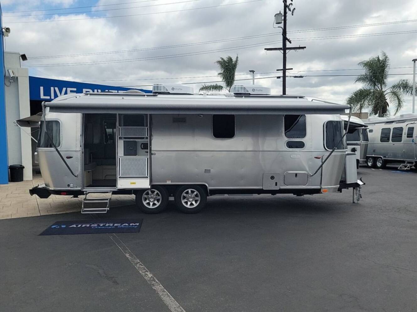 A photo of this 2026 Airstream Flying Cloud ® 25FB Twin