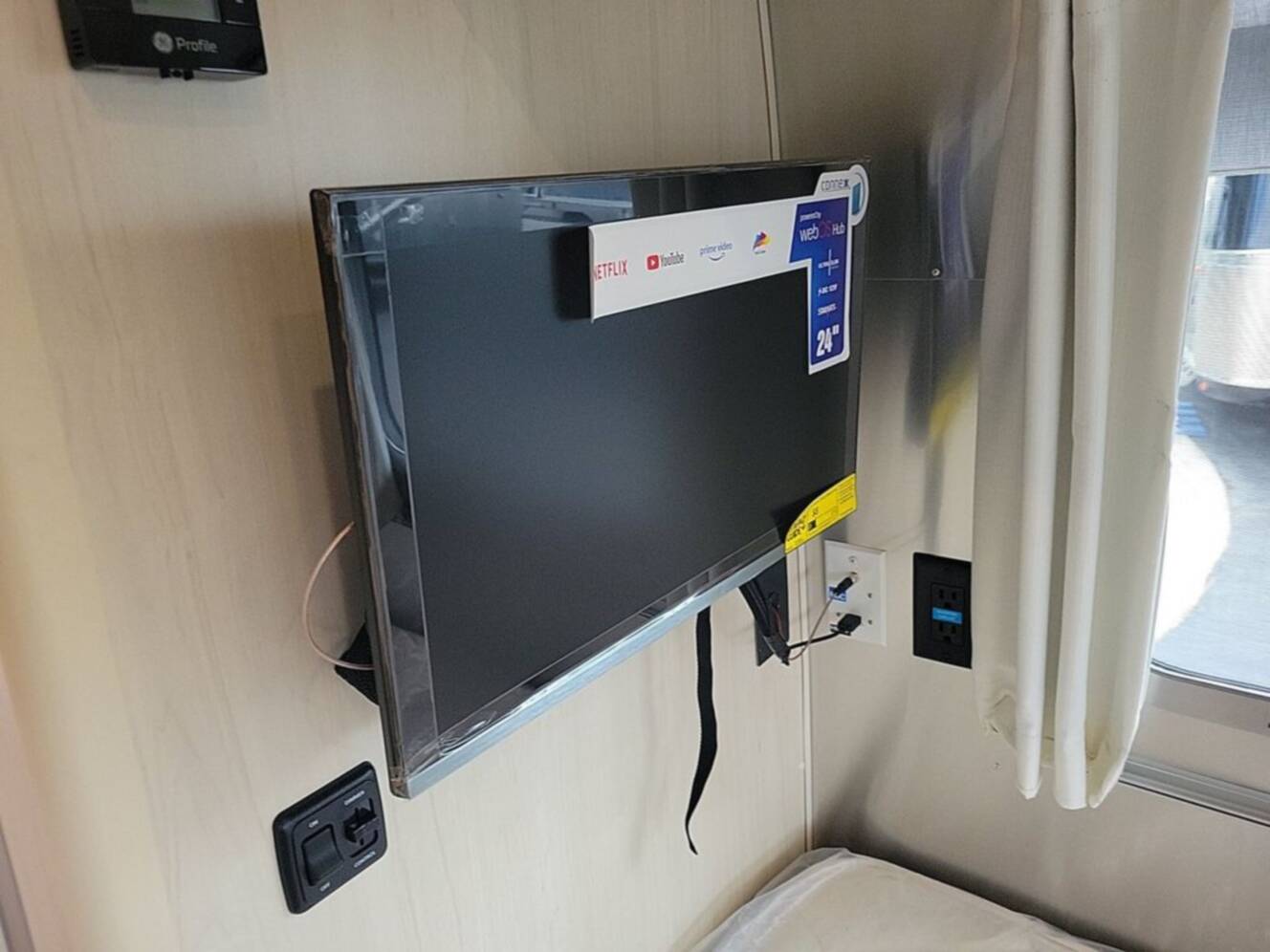 A photo of this 2026 Airstream Flying Cloud ® 25FB Twin
