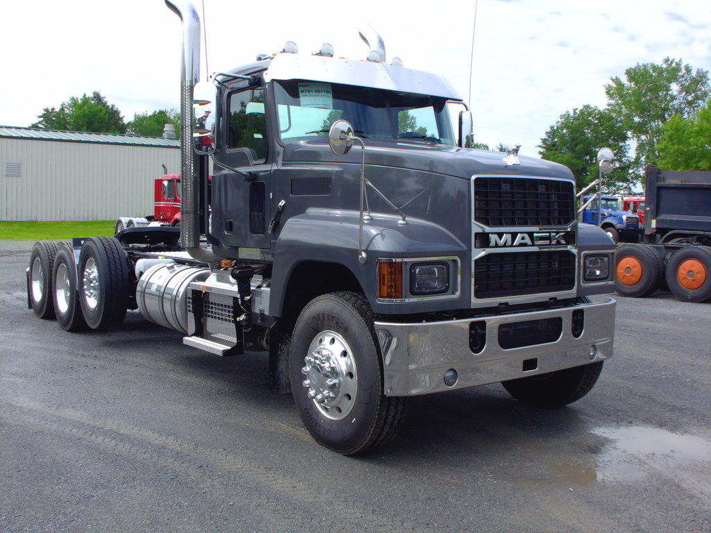 2027 MACK PINNACLE in Williston, VT