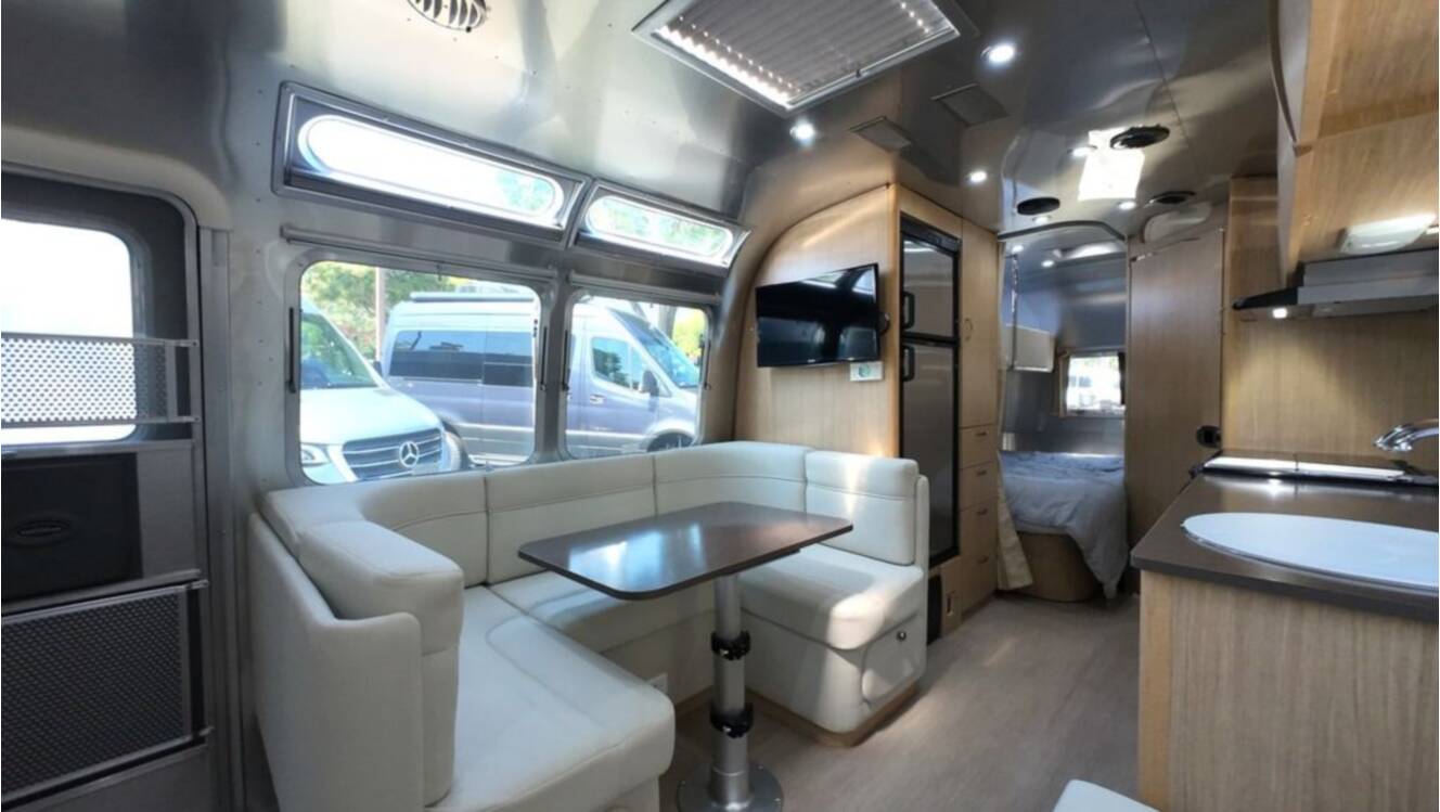 A photo of this 2018 Airstream Flying Cloud 30FB Bunk