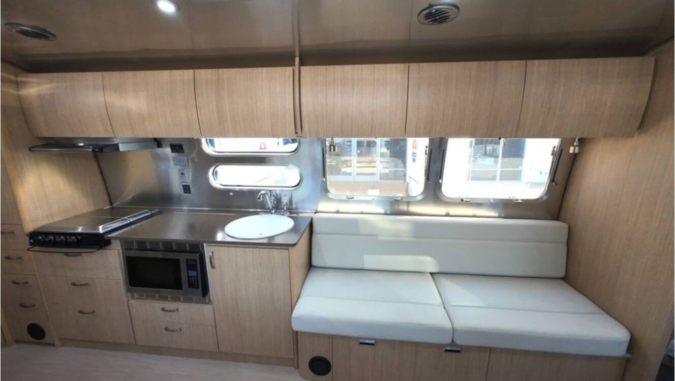 A photo of this 2018 Airstream Flying Cloud 30FB Bunk