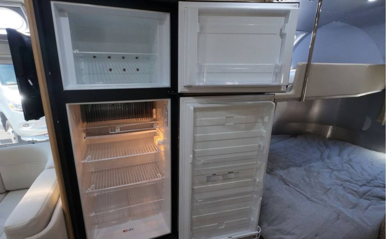 A photo of this 2018 Airstream Flying Cloud 30FB Bunk