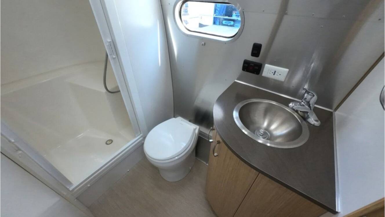 A photo of this 2018 Airstream Flying Cloud 30FB Bunk