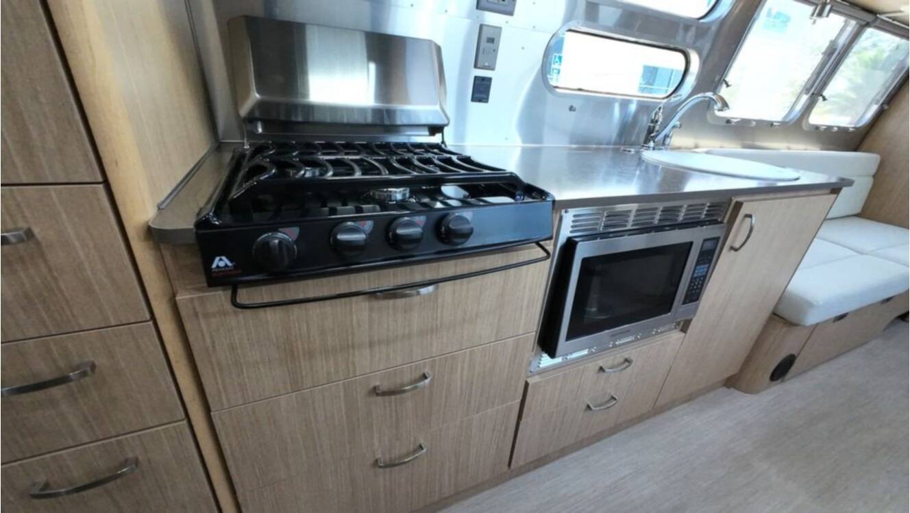 A photo of this 2018 Airstream Flying Cloud 30FB Bunk