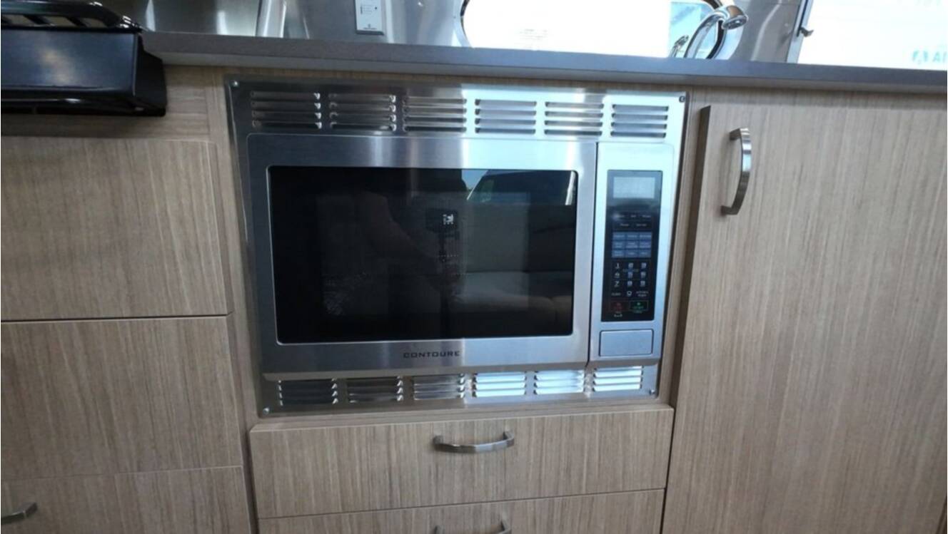 A photo of this 2018 Airstream Flying Cloud 30FB Bunk