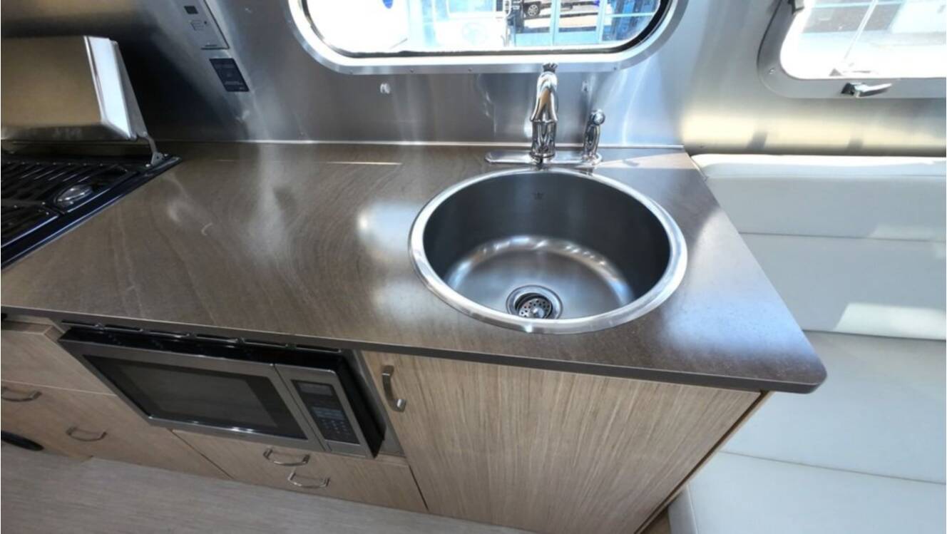 A photo of this 2018 Airstream Flying Cloud 30FB Bunk