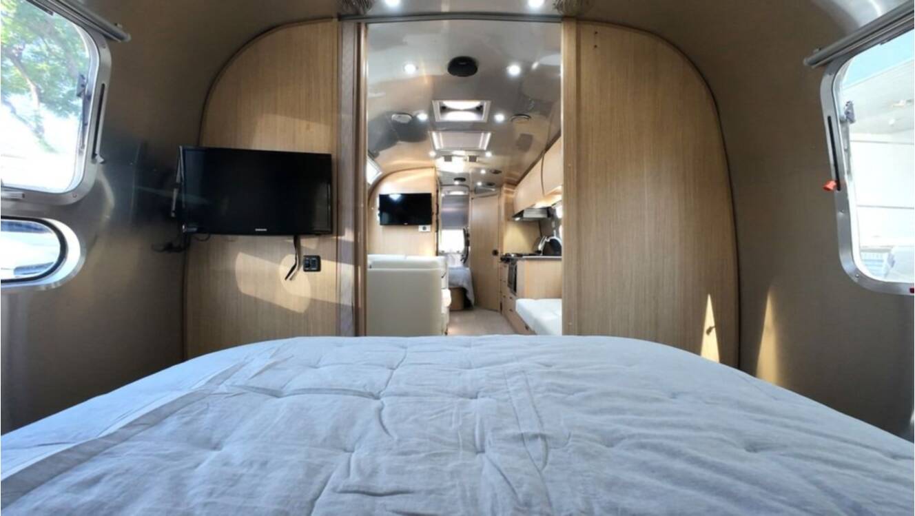 A photo of this 2018 Airstream Flying Cloud 30FB Bunk