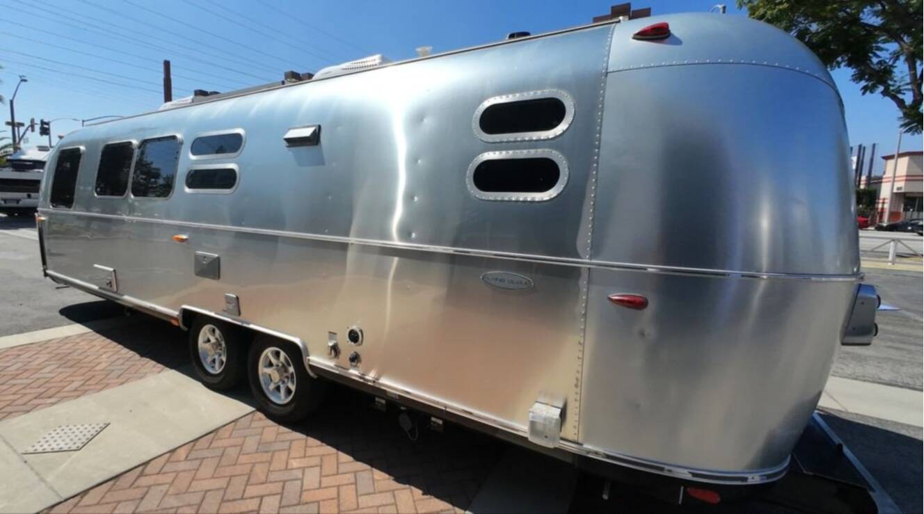 A photo of this 2018 Airstream Flying Cloud 30FB Bunk