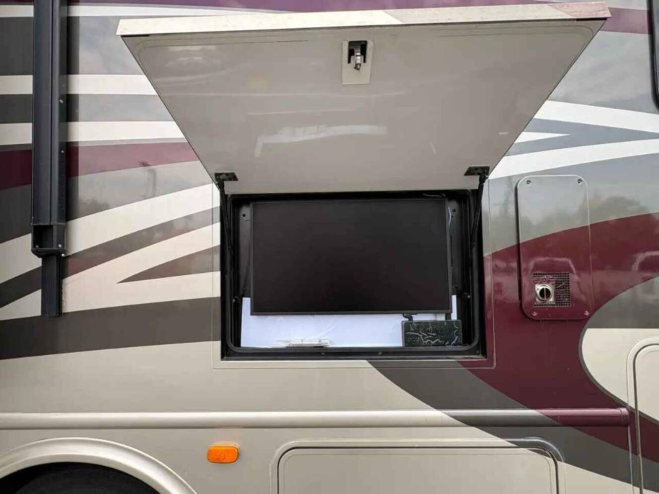 A photo of this 2014 Thor Motor Coach Palazzo 33 2