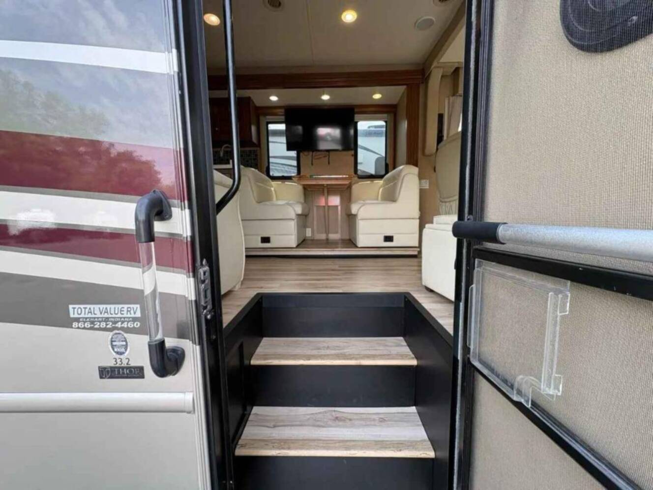 A photo of this 2014 Thor Motor Coach Palazzo 33 2