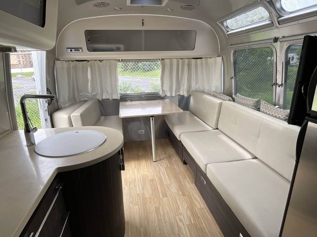 A photo of this 2019 Airstream INTERNATIONAL SIGNATURE 27FB QUEEN