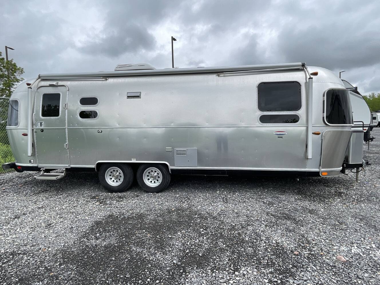 A photo of this 2019 Airstream INTERNATIONAL SIGNATURE 27FB QUEEN