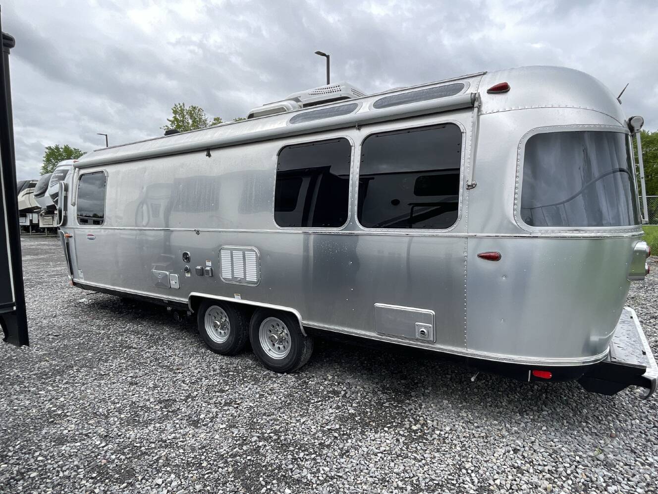A photo of this 2019 Airstream INTERNATIONAL SIGNATURE 27FB QUEEN