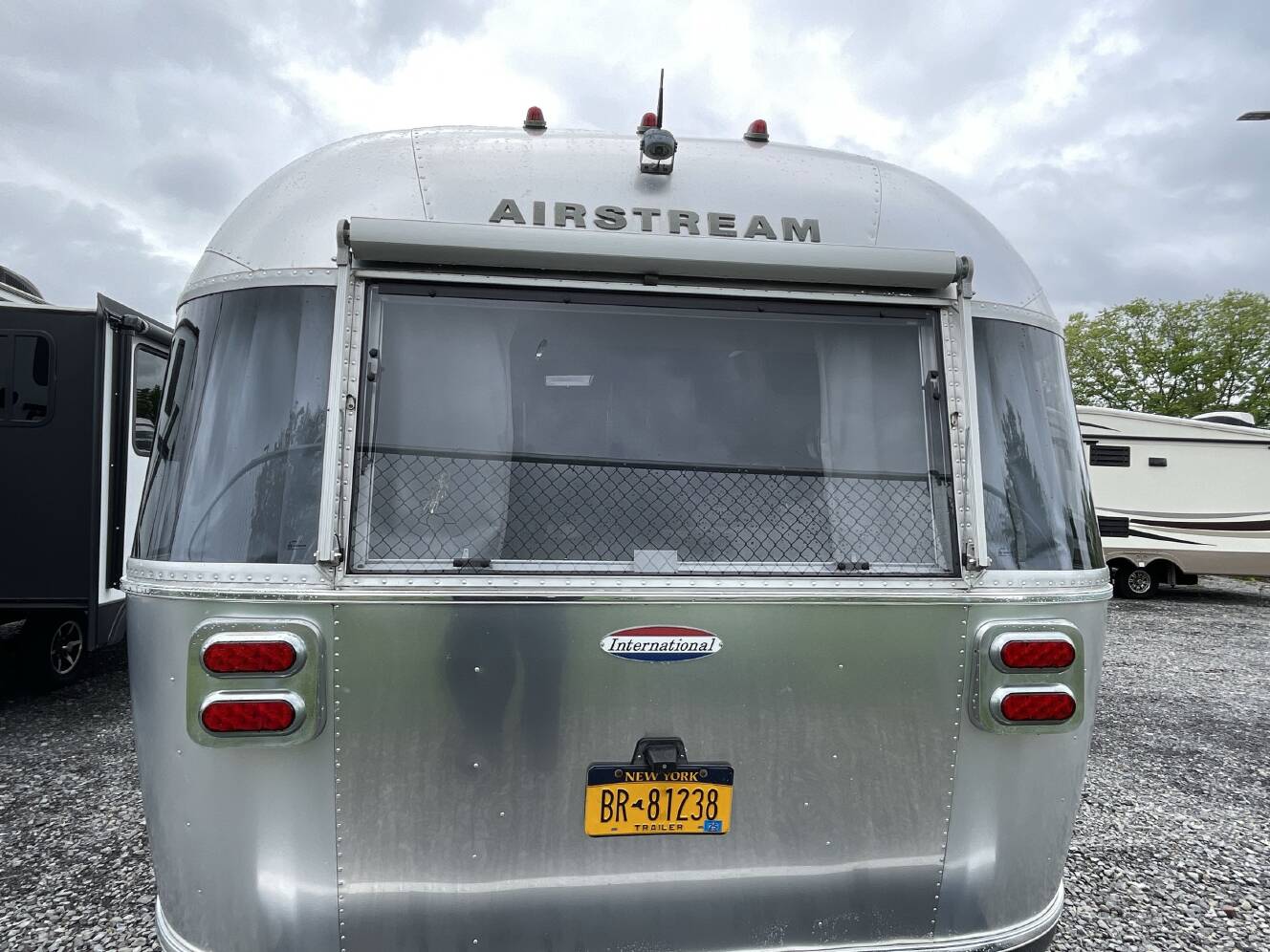 A photo of this 2019 Airstream INTERNATIONAL SIGNATURE 27FB QUEEN