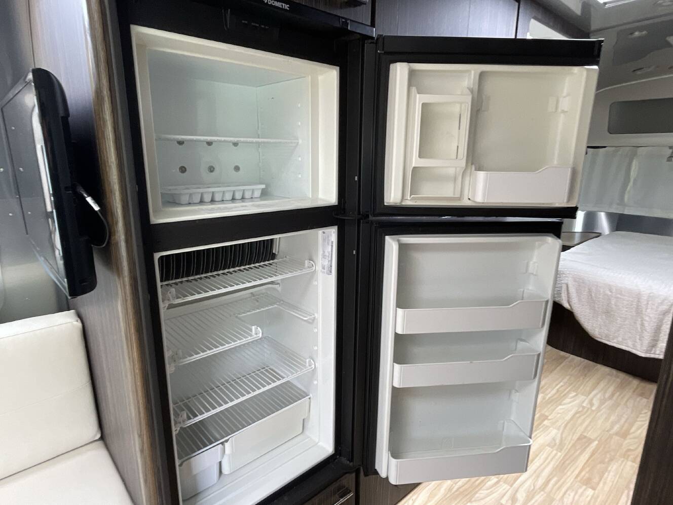 A photo of this 2019 Airstream INTERNATIONAL SIGNATURE 27FB QUEEN