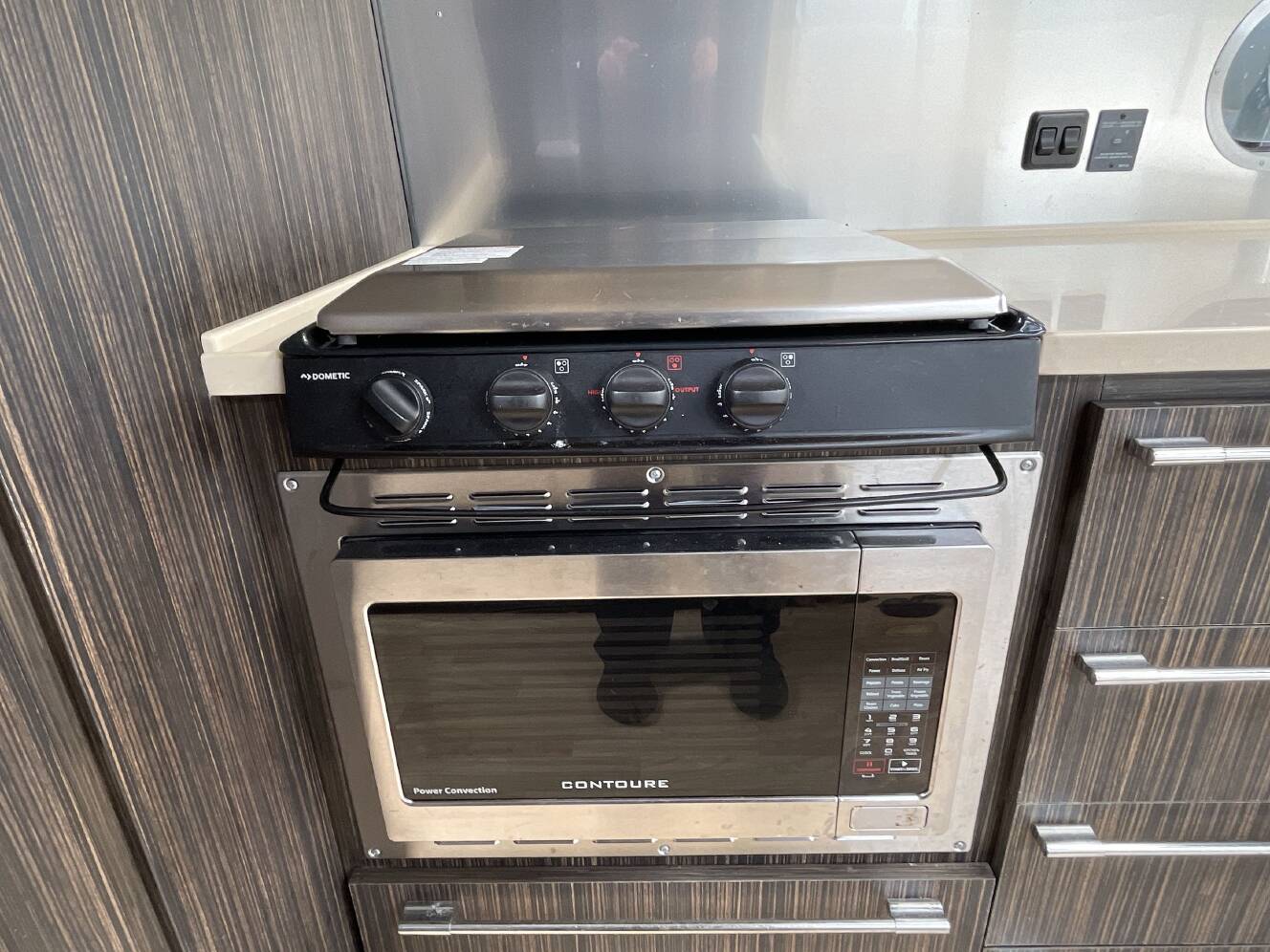 A photo of this 2019 Airstream INTERNATIONAL SIGNATURE 27FB QUEEN