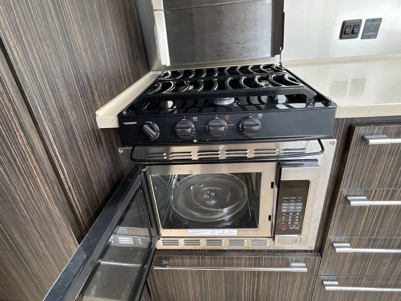 A photo of this 2019 Airstream INTERNATIONAL SIGNATURE 27FB QUEEN