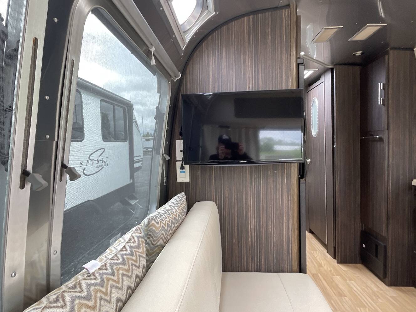 A photo of this 2019 Airstream INTERNATIONAL SIGNATURE 27FB QUEEN