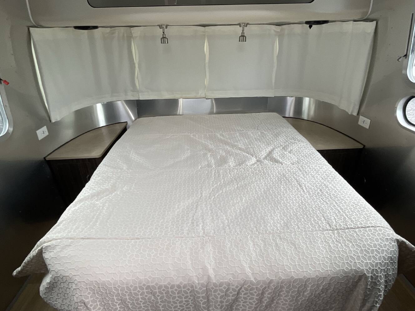 A photo of this 2019 Airstream INTERNATIONAL SIGNATURE 27FB QUEEN