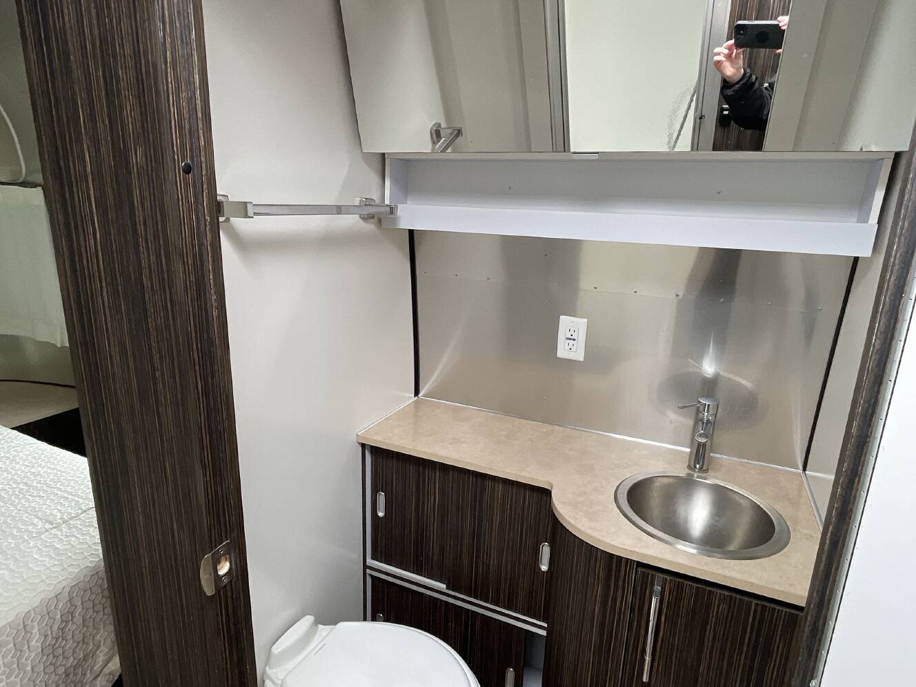 A photo of this 2019 Airstream INTERNATIONAL SIGNATURE 27FB QUEEN