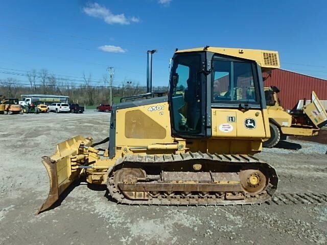 2005 DEERE 450J LT in Manheim, PA