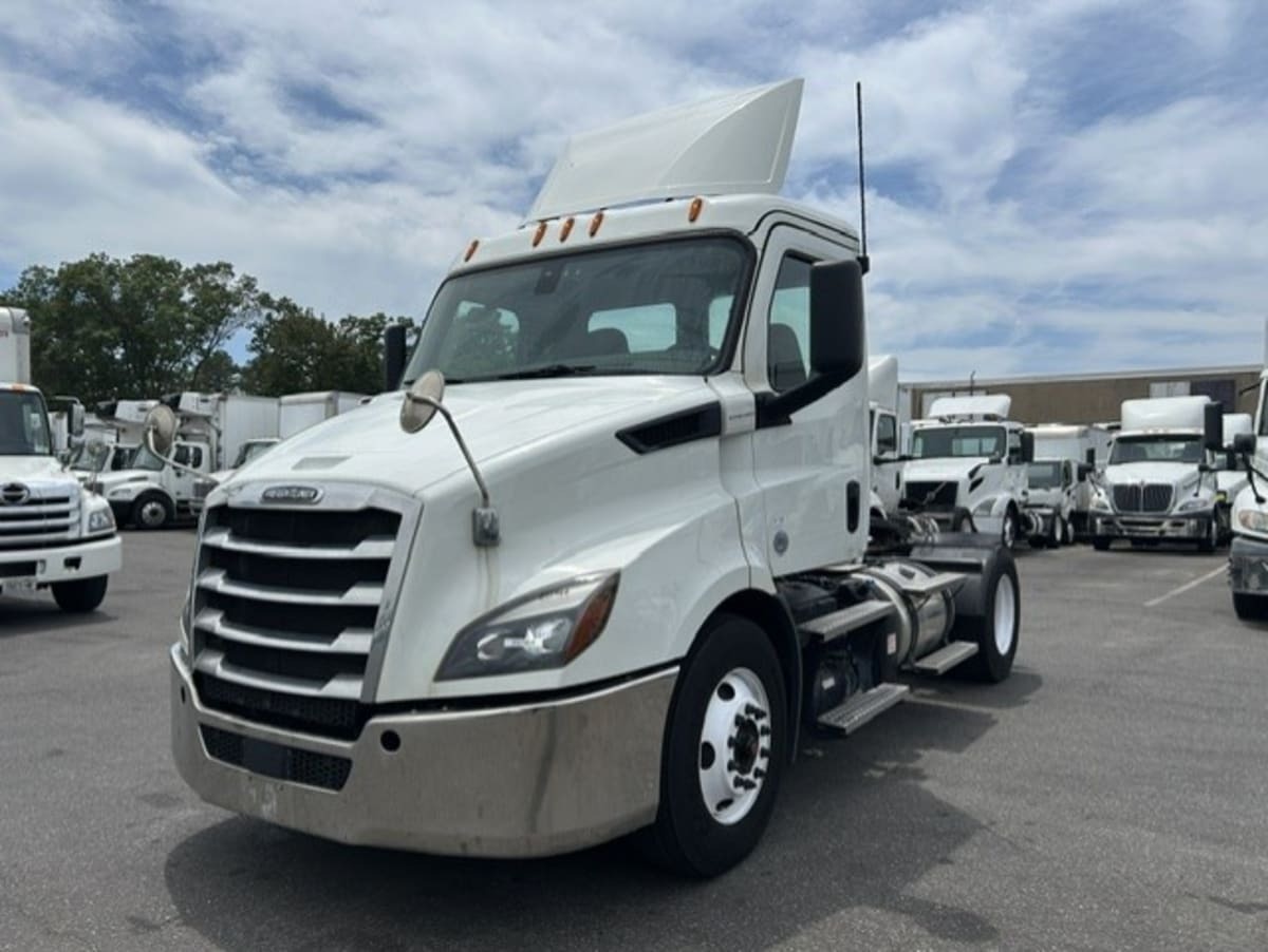 2020 FREIGHTLINER CASCADIA 116 in Farmingdale, NY