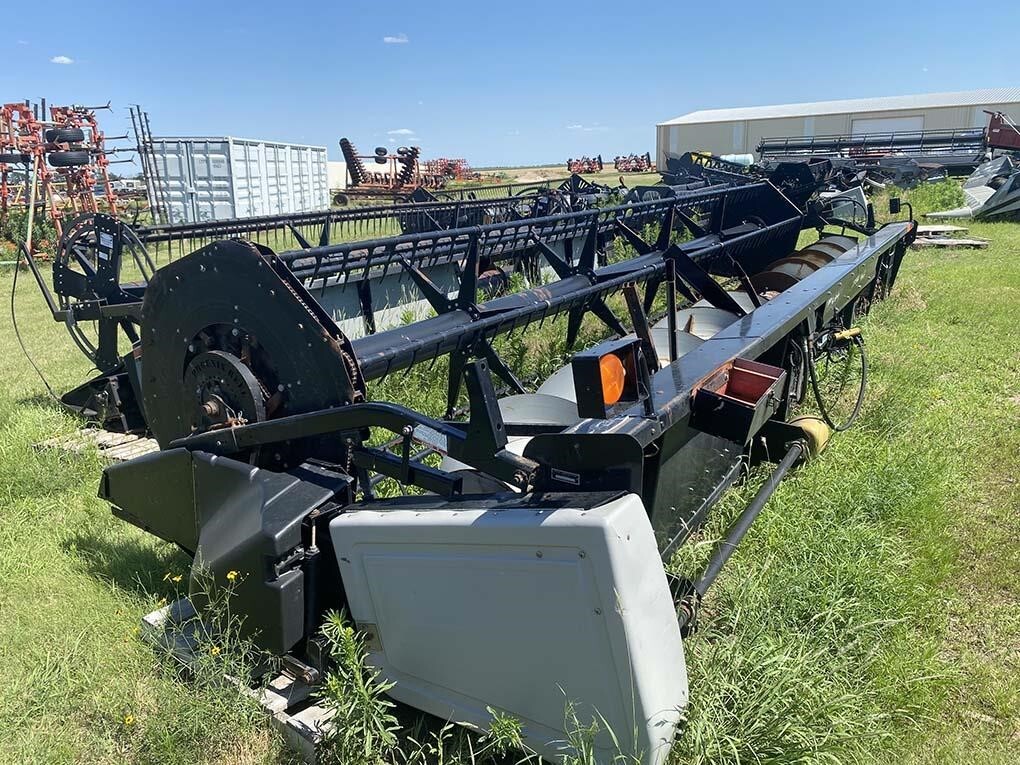 2005 GLEANER 8000 in Mount Hope, KS