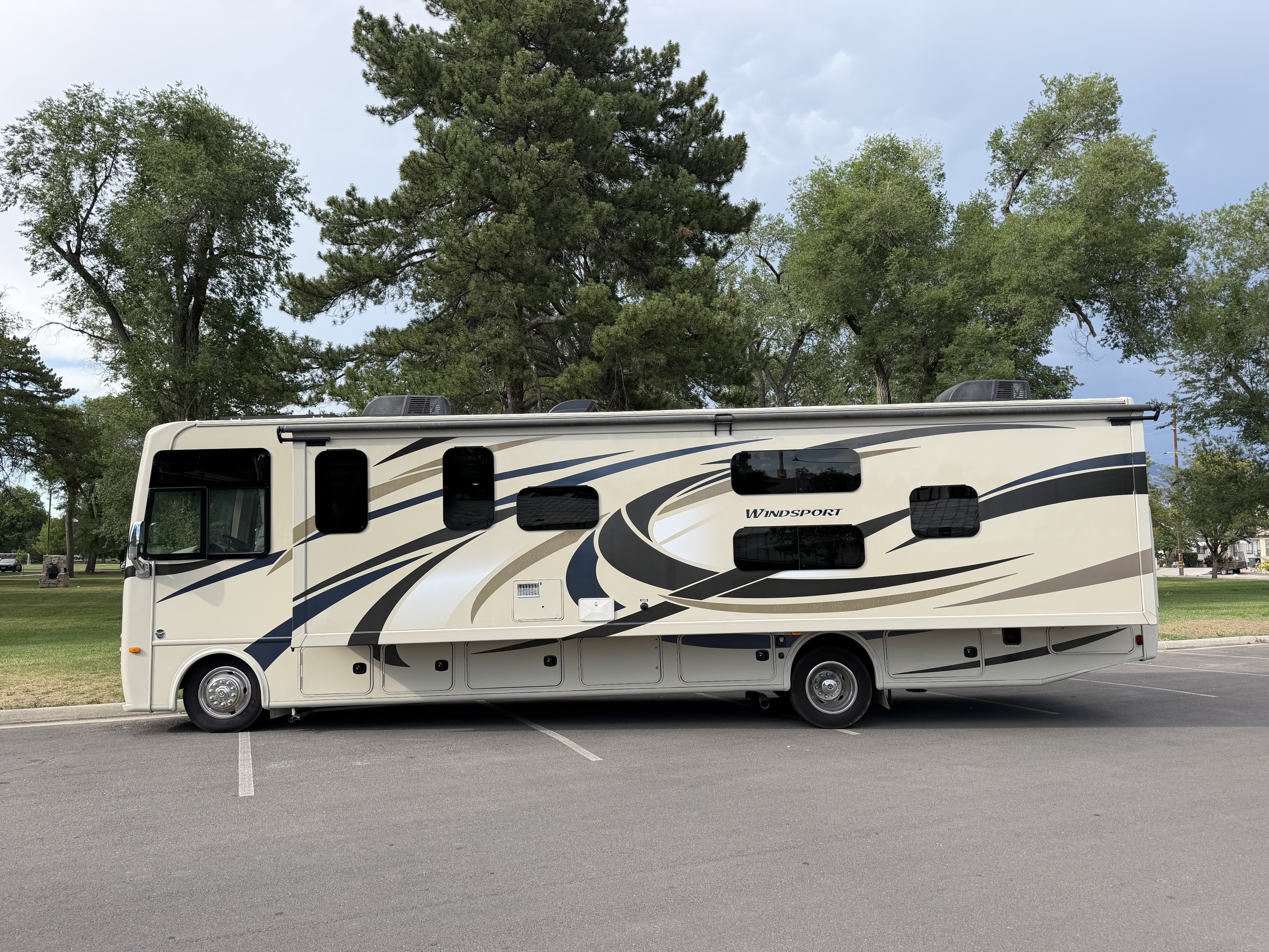 2018 Thor Motor Coach HURRICANE 34J in salt lake city UT
