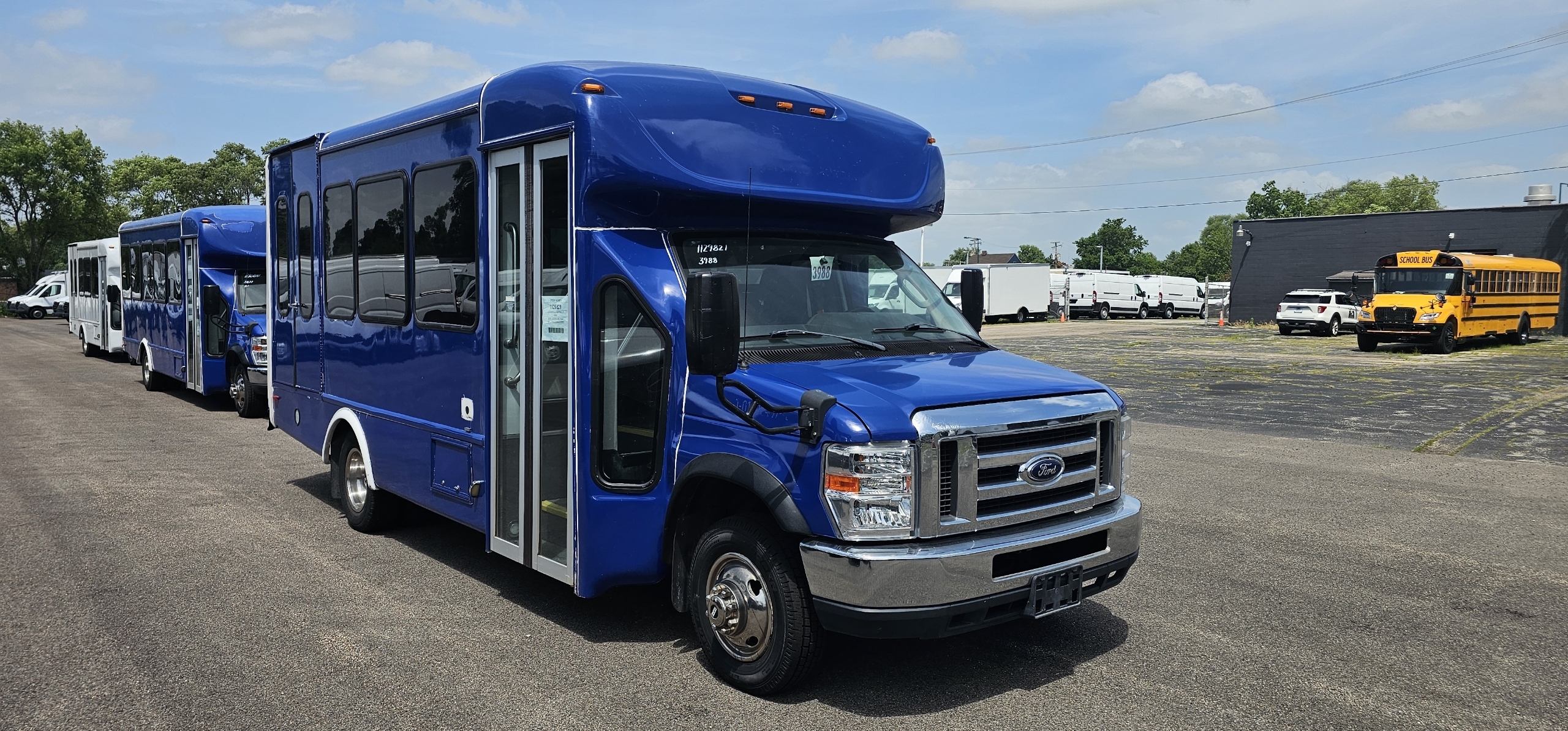 2019 FORD E350 in Byron, MN