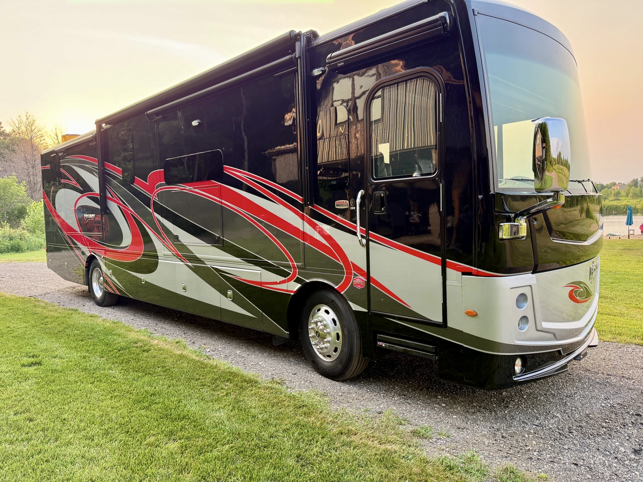 2020 Fleetwood DISCOVERY 38N in hastings MI